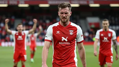 Crawley Town's hopes of promotion are dealt a blow as Wrexham snatch a late win at the Broadfield Stadium
